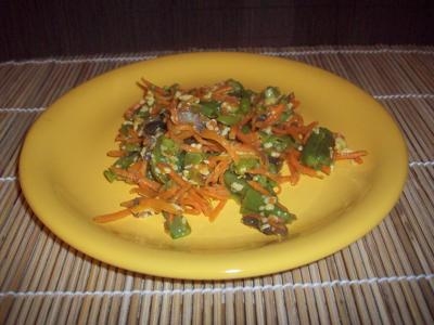 Салат из грибов, корейской морковки, сыра и зеленой фасоли